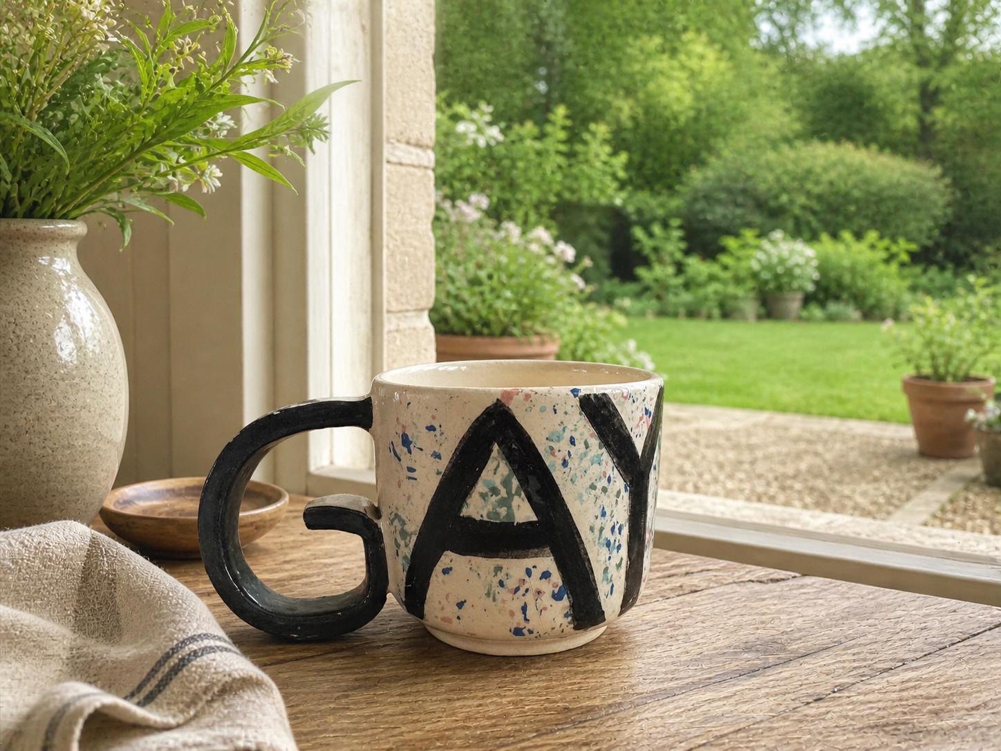 GAY Tasse am Fenster mit Blick in den Garten