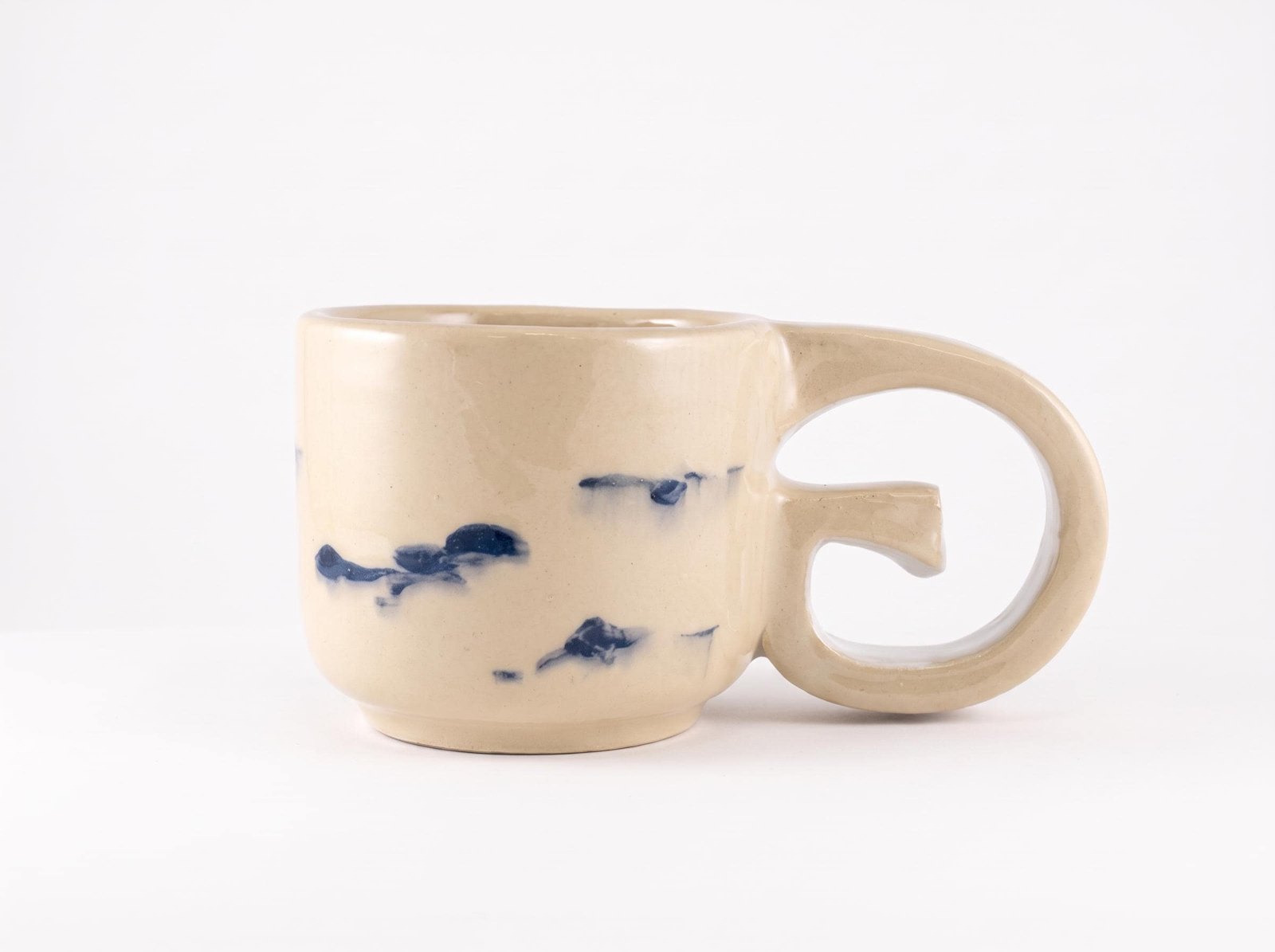 GRUMPY Tasse von der Rückseite mit Gewitterwolken