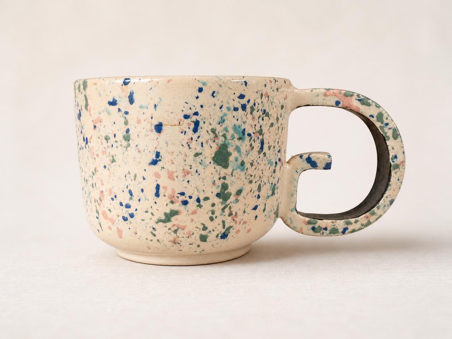 GAY Tasse von der Rückseite mit Sprenkeln